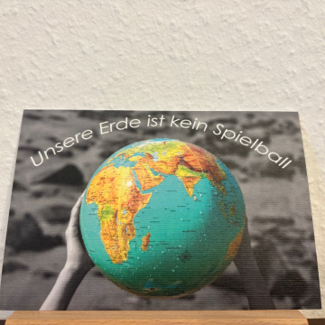 Postkarte "Erde ist kein Spielball"