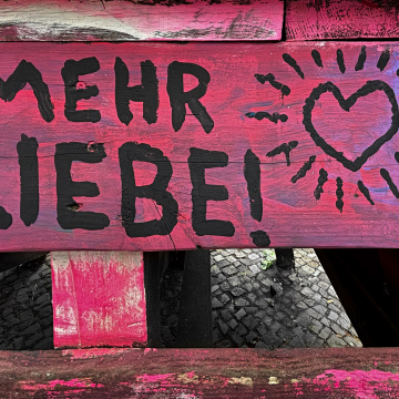 Postkarte "Mehr Liebe"